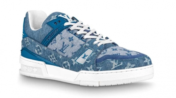 Sneaker dengan Bahan Denim